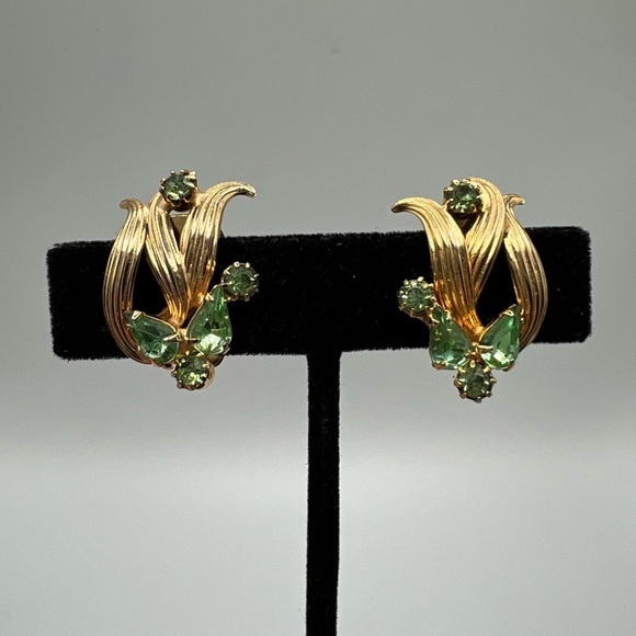 VINTAGE EARRINGS Gold Tone Green Crystal COLLECTIBLE COSTUME JEWELRY CLIP ON - Picture 3 of 13